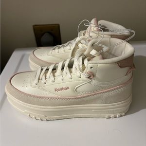 New Reebok size 8 us W